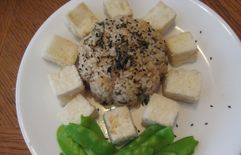 1. Этап. Рис с зеленым чаем: 3. Вот, собственно и все! Выкладываем на тарелку, посыпаем черным кунжутом, и делаем такую себе 