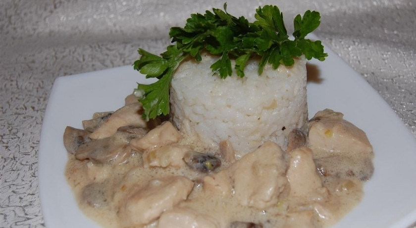 1. Этап. Курица с грибами в мультиварке: 6. Доливаем пол стакана воды.Закрываем крышкой, включаем режим 