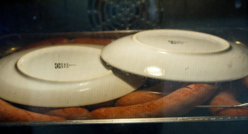 1. Этап. Австрийские сосиски: 8. Нагрейте воду до 75 градусов, затем перелейте ее в форму с решеткой и отправьте в разогретую духовку, поддерживайте ее температуру. Выложите сосиски и готовьте их около получаса (до внутренней температуры 70 градусов).