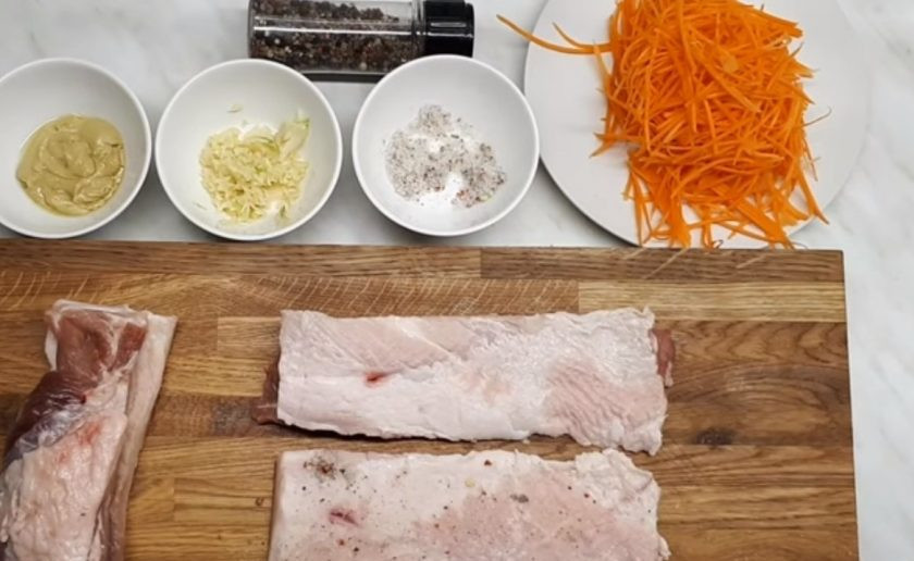 1. Этап. Сало вареное закусочное: 1. Морковь натрите на крупной терке длинными полосками. Чеснок измельчите. Подготовьте сало: разрежьте его вдоль на пласты.