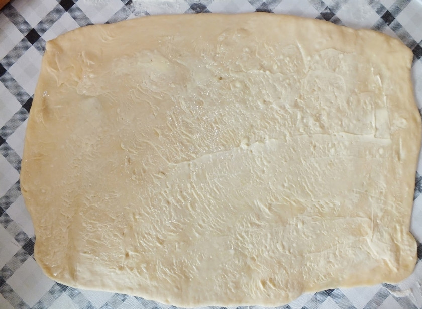 1. Этап. Дрожжевой пирог с повидлом: Каждую часть раскатайте в прямоугольный пласт и смажьте сливочным маслом.