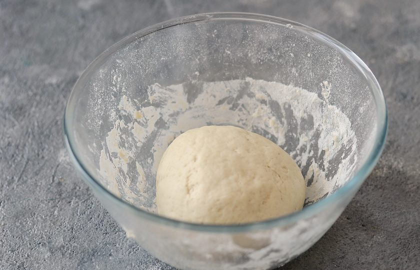 1. Этап. Беляши с грибами: Хорошо выместите тесто, чтобы оно было мягким, однородным и не прилипало к рукам. Вымешивать лучше 10-15 минут. Затем добавьте растительное масло, снова хорошо вымесите тесто.