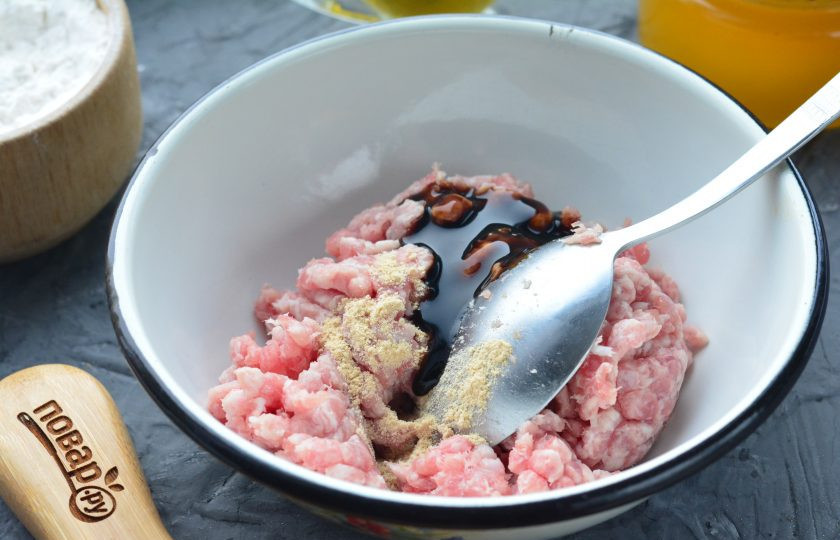 1. Этап. Котлеты по-корейски: Смешайте мясной фарш с имбирем и влейте половину нормы соевого соуса. Так как соевый соус соленый, то соли используйте минимальное количество или можете исключить ее.