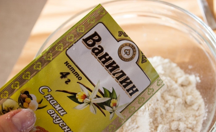 1. Этап. Кексы простые на молоке: 3. По вкусу добавляю корицу и ванильный сахар, я взял по пакетику каждой добавки.