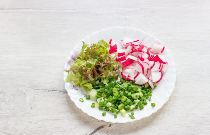 1. Этап. Летние паштеты: Редис нарежьте полукольцами, лук – помельче, листья салата нарвите кусочками.