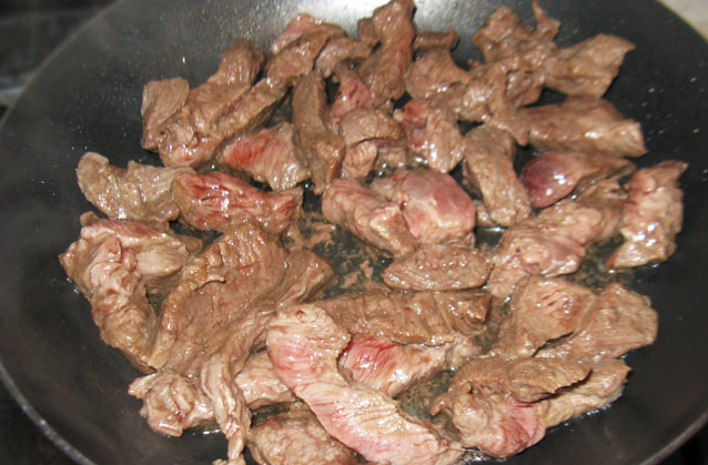 1. Этап. Подлива из баранины: 2. Лук пока достанем, на той же сковороде обжарим баранину кусочками, а затем зальем водой и тушим под крышкой до готовности. Солим и перчим по вкусу.