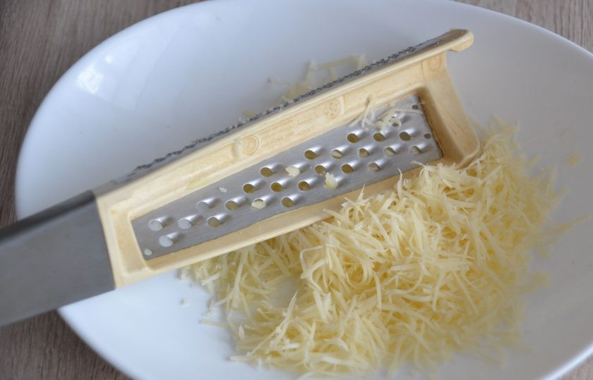 1. Этап. Тарталетки с лисичками: Натрите на терке сыр.