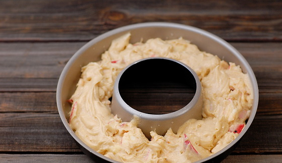 1. Этап. Яблочный кекс: 1. Размягченное масло взбивайте с яйцами и сахаром. Когда масса станет однородной, добавим муку и соду. Еще раз перемешаем, выкладываем в форму. Туда же - яблоки кусочками.