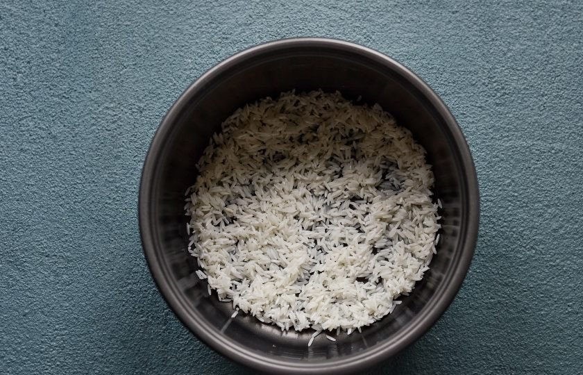 1. Этап. Рис с машем: Затем слейте воду, переложите рис в чашу для мультиварки.