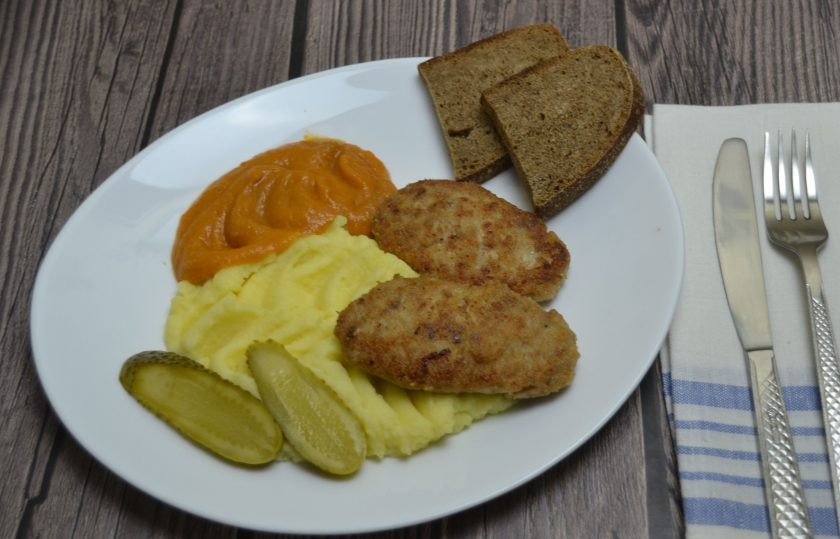 1. Этап. Куриные котлеты с молоком: Подавайте котлеты с любым гарниром, который вам нравится. У меня сегодня 