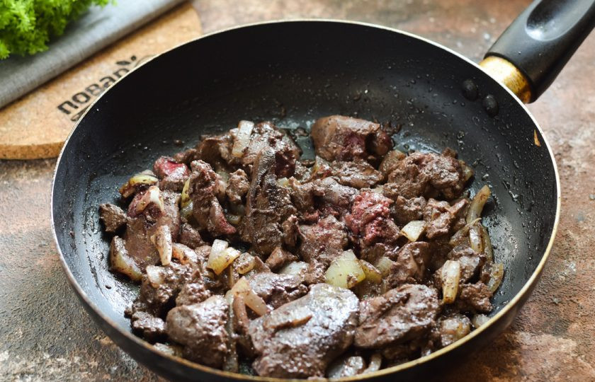 1. Этап. Куриная печень с медом и луком: В сковороде прогрейте масло и выложите лук, жарьте несколько минут, добавьте печень и жарьте 12-15 минут на небольшом огне.