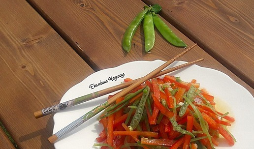 1. Этап. Китайский салат с молодым зеленым горошком: Салат по-китайски готов! Китайцы такой салат кушают палочками, и вы попробуйте, у меня получается!