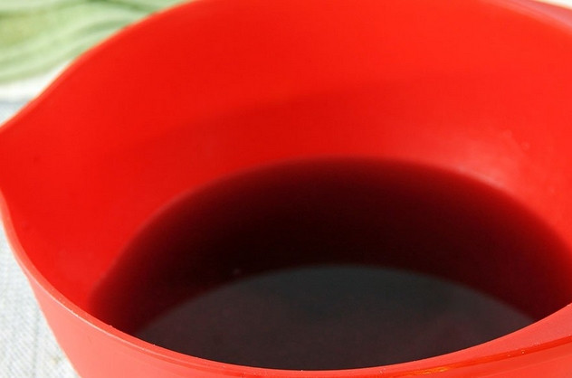 1. Этап. Бекмес классический: Процеживаем сок через сито, переливаем его в чистую емкость и доводим до кипения на медленном огне. Через несколько минут повторно процеживаем сок.