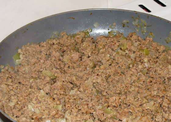 1. Этап. Капустная запеканка с мясом: Отдельно обжарьте лук с мясным фаршем в течение 7-8 минут.