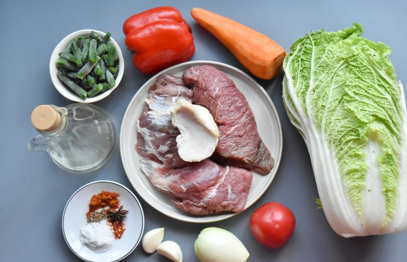 1. Этап. Ваджа для лагмана: Для приготовления ваджи для лагмана подготовьте мясо. Баранину можно заменить говядиной. Если нет курдючного сала используйте топленое сливочное масло. В овощную составляющую можно дополнительно добавить картофель, дайкон, стебли сельдерея. Обязательно используйте специи, они придадут блюду восточный колорит и аромат.