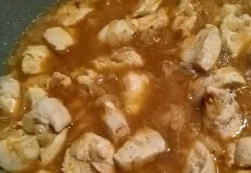 1. Этап. Гуляш из курицы: Когда мясо схватится, можно перемешать и обжарить ещё 10 минут. Затем посолить, добавить воды, паприку, перемешать, накрыть крышкой и тушить до мягкости мяса.