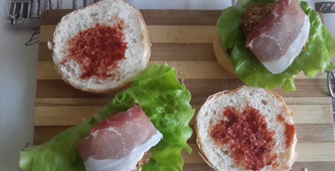 1. Stage. Hamburgers and rolls with chickpea patties: Then we put a leaf of lettuce and a chickpea patty on top, wrapped in a slice of bacon or something similar (I have jamon). Then we put a thin slice of tomato and a piece of melted cheese and cover the top of the bun.