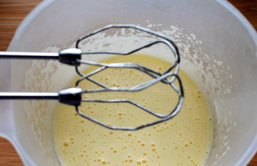 1. Этап. Пирог с печенью трески: Яйцо, желток и соль взбейте до пышной массы. Тонкой струйкой влейте масло, продолжая взбивать. Добавьте йогурт и перемешайте лопаткой.