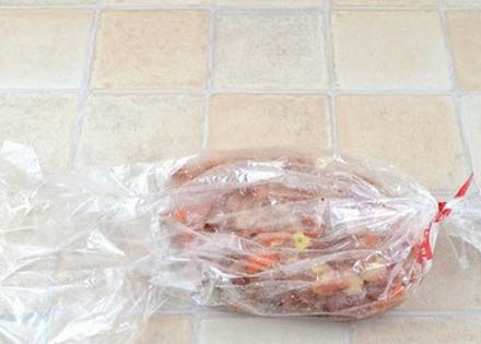 1. Этап. Куриный рулет в желе: 5. Заготовку нужно переложить в пакет для запекания, завязав его сначала с одной стороны и поместив туда мясо. Второй вариант, как приготовить куриный рулет в желе - это использовать пакет от сока, который можно поставить в высокую кастрюлю и сварить закуску на плите.