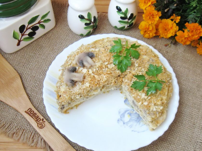 1. Этап. Торт закусочный Грибная фантазия: Нарежьте торт на порции и подавайте к столу.