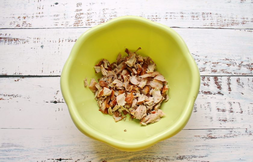 1. Этап. Салат Колдунья: У копченой курицы удалите кости и порежьте соломкой, выложите в салатник.