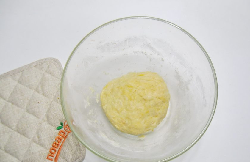 1. Этап. Итальянский хворост: Постепенно вливая ром, замесите мягкое эластичное тесто, не липнущее к рукам. После накройте его пищевой пленкой и поставьте в холод на два часа.