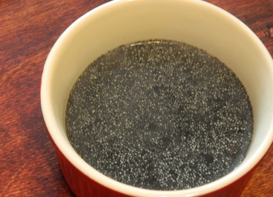 1. Этап. Лимонно-маковые блины: 1. Первым делом необходимо залить кипятком мак и забыть о нем на некоторое время.