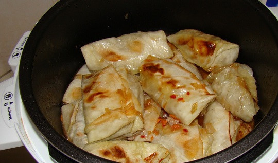 1. Этап. Голубцы в скороварке: 7. Затем все голубцы выложить в чашу и добавить немного воды. Классический рецепт голубцов в скороварке можно дополнить небольшим количеством сметаны или томатной пасты, разведенными в воде. Тушить около 20 минут до готовности. Чтобы голубцы просто таяли во рту время можно увеличить до 30 минут.