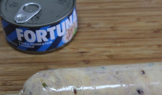 1. Этап. Сырный рулет с тунцом: Если необходимо, то можно отправить все вместе в свч на несколько секунд. Выложить на пищевую пленку и завернуть рулетом. Убрать в холодильник, чтобы остыл.