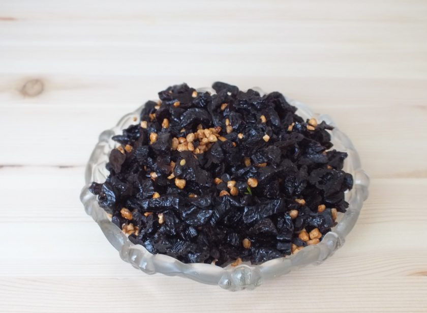 1. Этап. Пирог с черносливом и сметаной: Подготовьте начинку. Чернослив нарежьте соломкой и смешайте с дроблеными орехами.