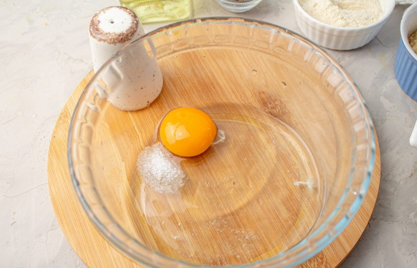 1. Этап. Кето-хлеб в микроволновке: В миску вбейте куриное яйцо, добавьте соль и перемешайте.