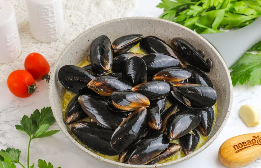 1. Этап. Мидии в сливочно-чесночном соусе: Промойте ракушки с мидиями, удалите раскрытые и лопнувшие. Выложите мидии на сковороду в соус.