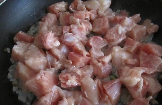 1. Этап. Куриное соте: Филе промойте. Нарежьте его достаточно крупно и добавьте к луку.