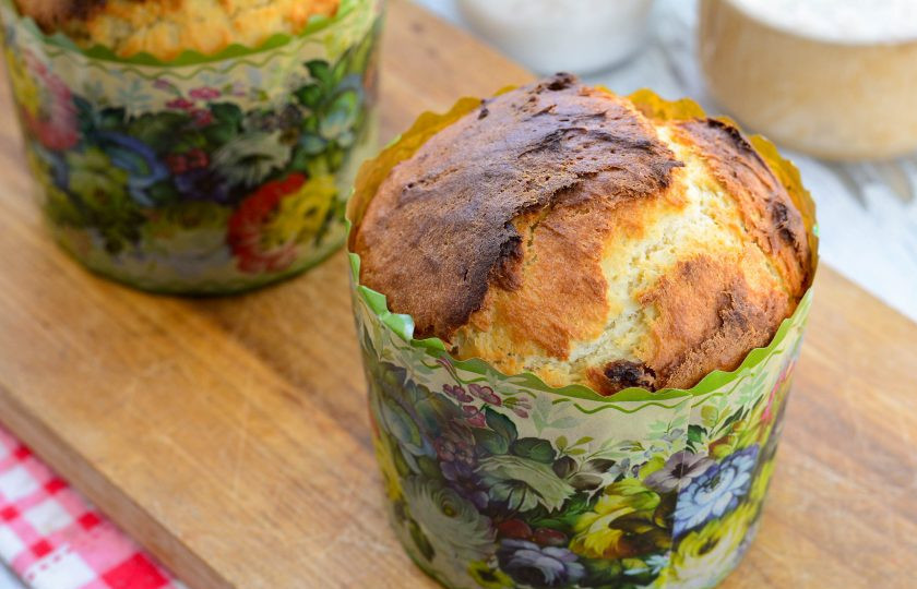 1. Этап. Кулич с коньяком: Выпекайте куличи в разогретой духовке при температуре 170-180 градусов 35-40 минут.