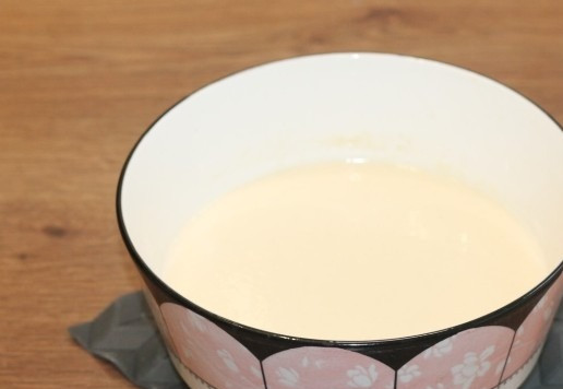 1. Этап. Пирожки с яблочной начинкой: 5. К опаре добавляем: сахар (1 ст. л.), ванильный сахар, взбитые яйца, растопленное и охлажденное сливочное масло и перемешиваем венчиком.