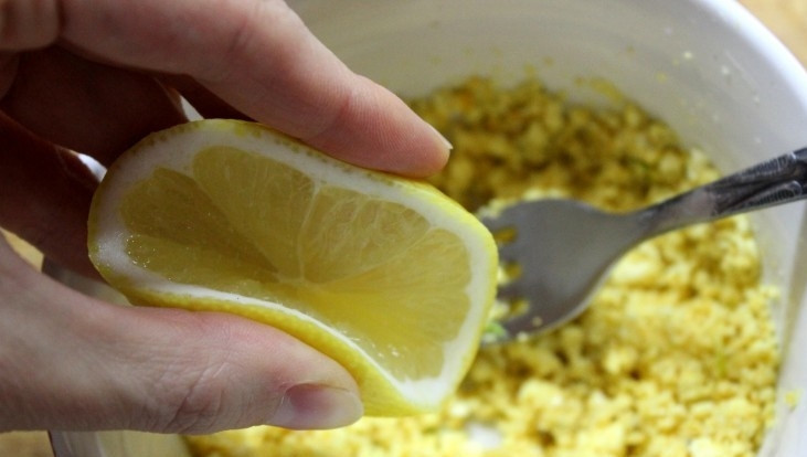 1. Этап. Вкусный крабовый салат: Готовим соус. Для этого разминаем вилкой желтки, добавляем горчицу, оливковое масло, специи, лимонный сок и кефир.