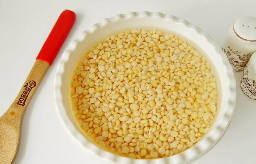 1. Этап. Гороховая каша с тушенкой в мультиварке: Набухший горох тщательно промойте холодной водой.