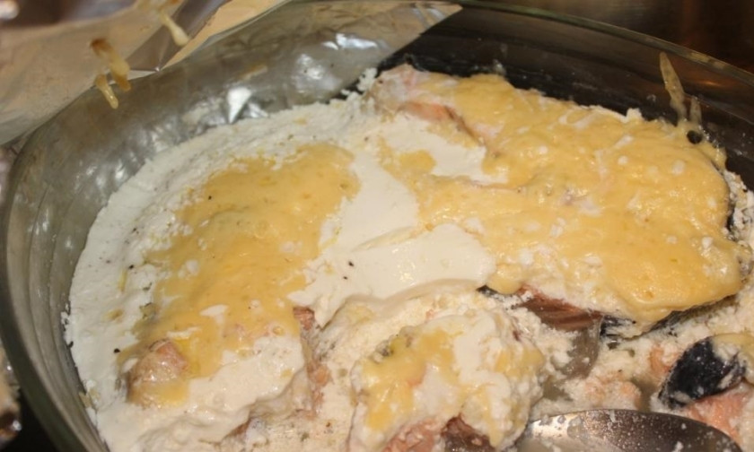 1. Этап. Рыба под сливочным соусом в духовке: 5. Готовую рыбку аккуратно вынимаю из формы, она получается очень нежной.