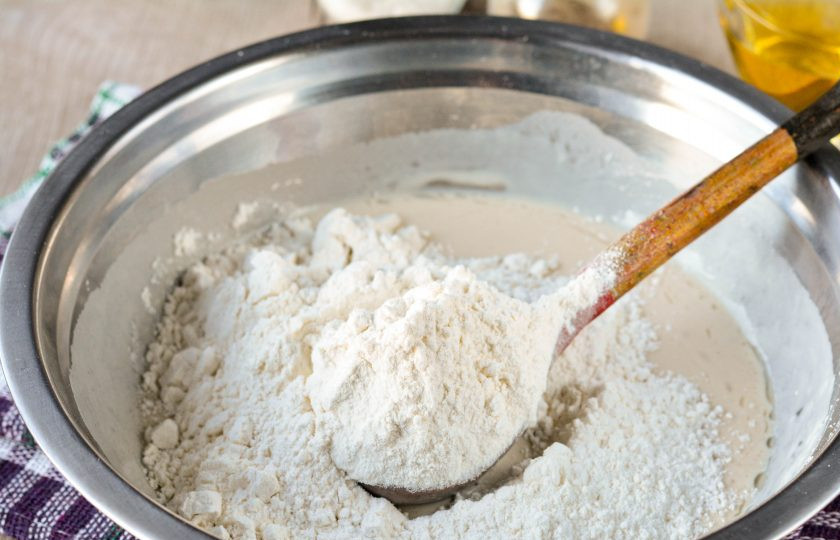 1. Этап. Жареные пирожки на заварном тесте: Всыпьте оставшуюся часть муки, посолите по вкусу.