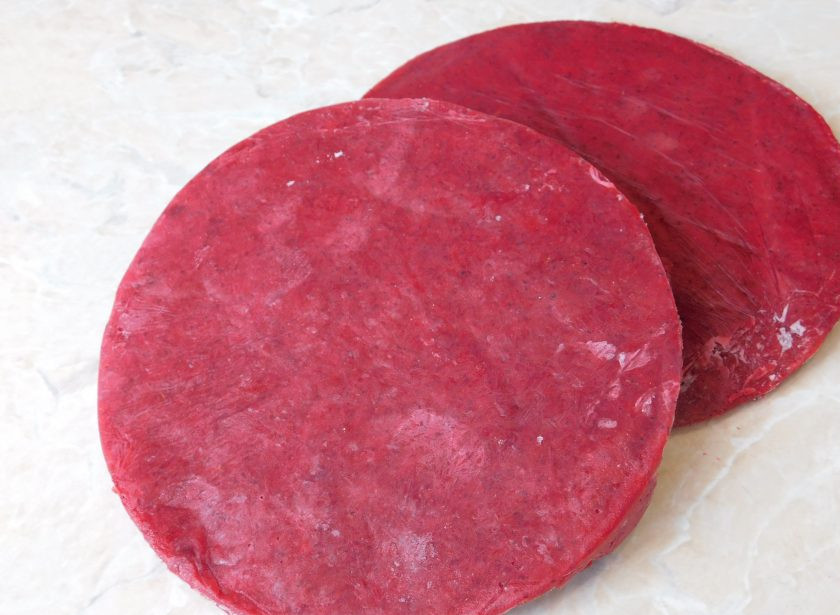 1. Этап. Торт для свекрови: Первым делом приготовьте брусничное конфи. Так как ему надо будет заморозиться. Для этого замочите желатин в холодной воде на 20 минут. Бруснику измельчите в пюре. Смешайте с сахаром и крахмалом и доведите до горячего состояния, чтобы смесь немного загустела. Затем снимите с огня и вмешайте набухший желатин. Мешайте, чтобы он растворился. Разъемную форму для торта (18см.) застелите пищевой пленкой и фольгой. Вылейте в неё брусничное конфи и заморозьте. Затем замороженное конфи извлеките из формы.