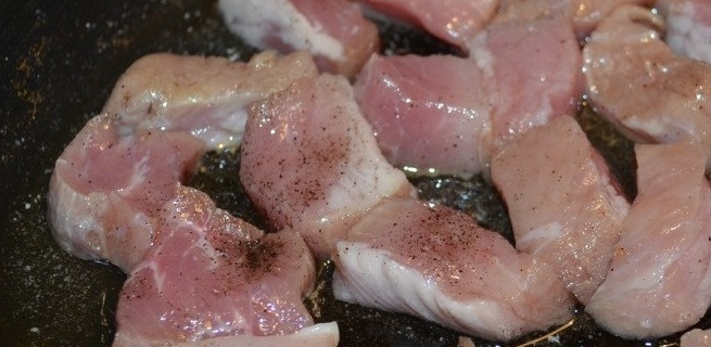 1. Этап. Чахохбили из свинины: Свинину промойте, порежьте на кусочки. Затем обжарьте в небольшом количестве оливкового масла.