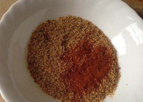 1. Этап. Авокадо во фритюре: Сухари лучше брать крупного помола. Смешаем сухари с молотой паприкой.