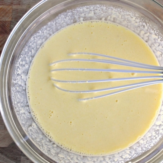 1. Этап. Кофейный торт: Тщательно взбиваем венчиком.