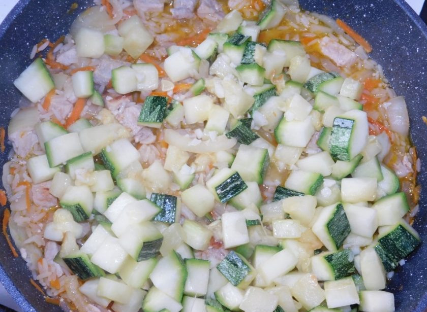 1. Этап. Мясная сковорода с рисом и кабачками: Отправьте в сковороду. Перемешайте и томите блюдо до готовности риса.
