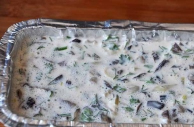 1. Этап. Грибная запеканка в духовке: Обычную форму для выпечки необходимо смазать растительным маслом. Эту форму (для выпечки хлеба) не смазываем. Выкладываем в неё грибную смесь.