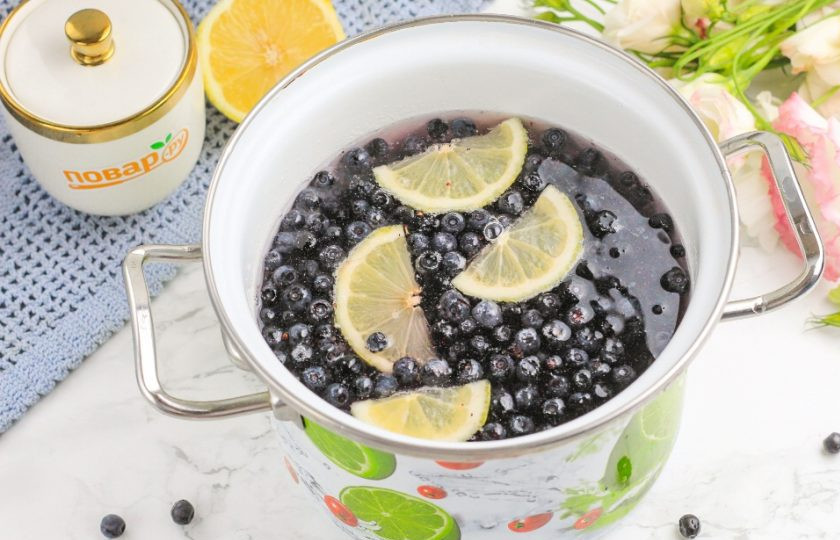 1. Этап. Компот из черники: Влейте горячую воду и поместите кастрюлю на плиту. Включите максимальный нагрев и доведите содержимое емкости до кипения.