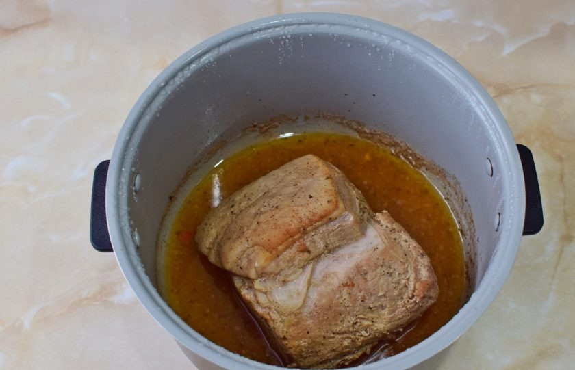 1. Этап. Карбонат в мультиварке: За время запекания мясо уменьшилось в размере. Из него выделился сок. Вытащите мясо из чаши, немного остудите.