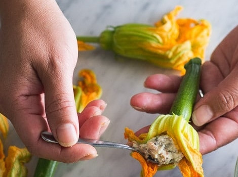 1. Этап. Овощные цветы с фаршем: 3. Сделайте фарш: смешайте свиной фарш, измельченный чеснок, сахар, соль и перец, рыбный соус и желток. Раскройте цветы, выложите внутрь каждого немного начинки.