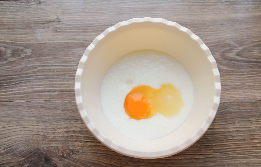 1. Этап. Шоколадные блины с вишней: Разбейте в миску яйцо, все хорошенько перемешайте до однородности.