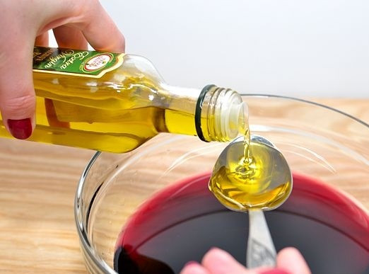 1. Этап. Быстрый маринад для свинины: 2. Добавить оливковое масло. Лучше брать качественное масло первого отжима.